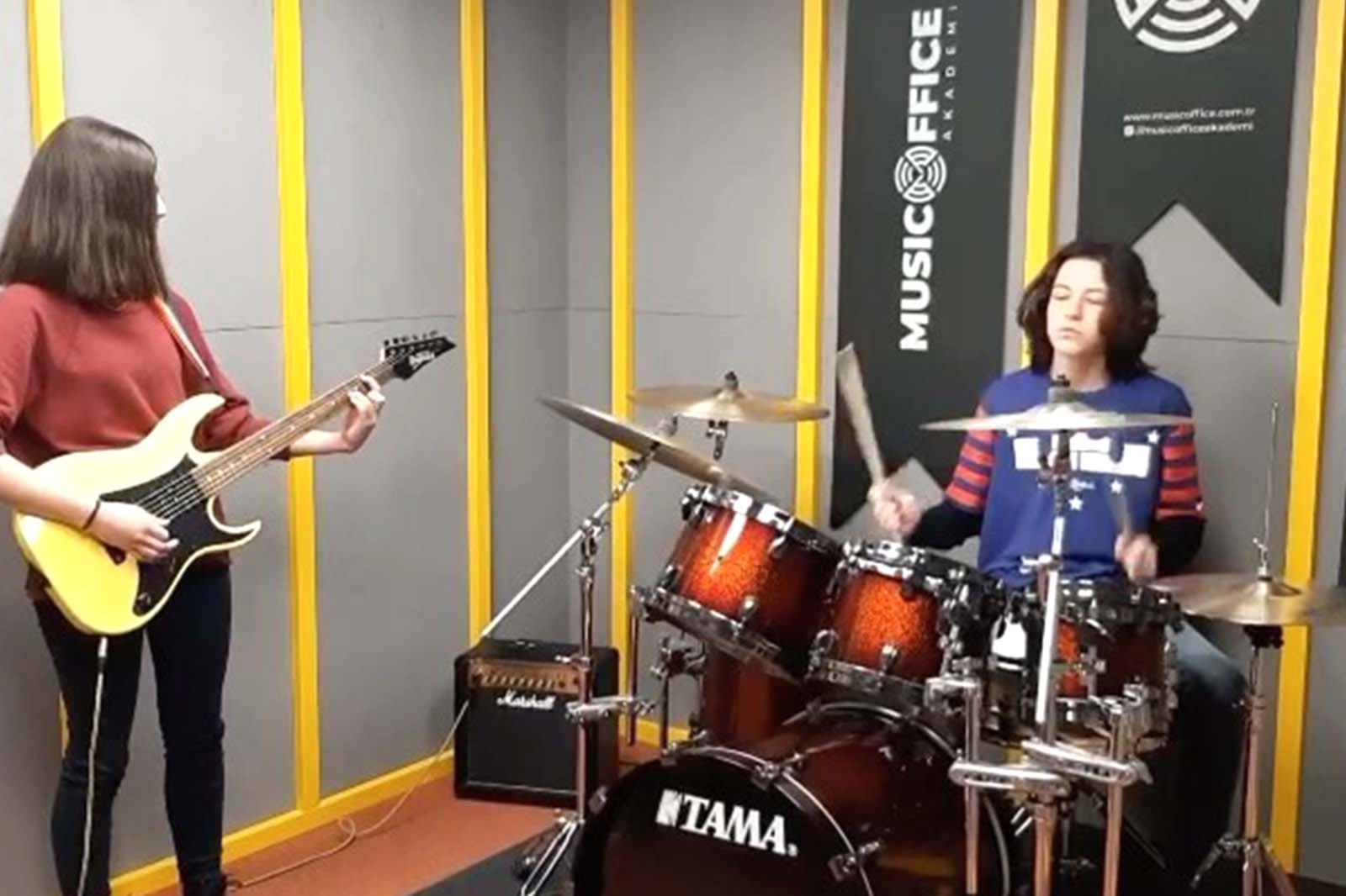 Bakı musicoffice elektro gitar eğitimi görseli 1