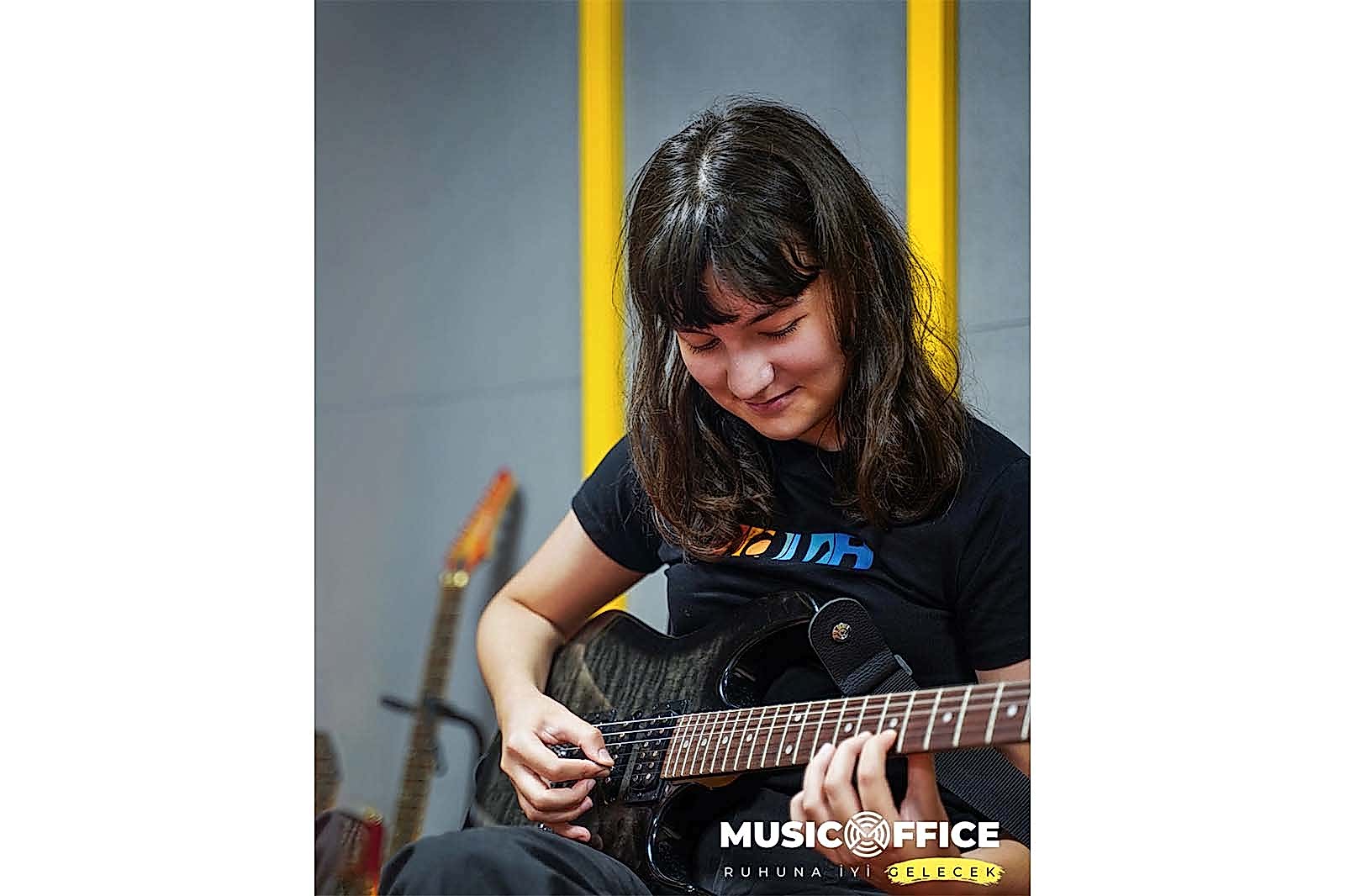 Bakı musicoffice elektro gitar eğitimi görseli 5