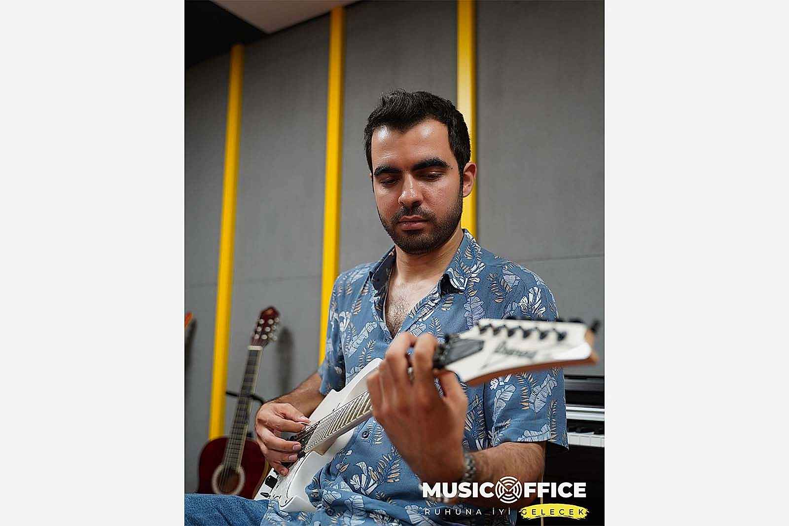 Bakı musicoffice elektro gitar eğitimi görseli 6